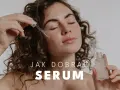 Kobieta aplikuje serum na twarz. Dowiedz się, co to jest serum i jak wybrać najlepsze dla siebie.