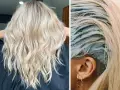 Efekt przed i po: blond włosy po zabiegu z użyciem tonera. Widać aplikację niebieskiego tonera na mokre włosy.