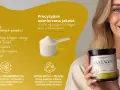 Uśmiechnięta kobieta z produktem Collagen Premium. Kolagen rybi efekty: gładka skóra, mocne włosy, zdrowe paznokcie.