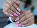 Krótki french z różowymi groszkami na paznokciach. Idealny manicure hybrydowy na lato.