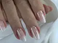Eleganckie baby boomer nails z subtelnym brokatem, idealne na każdą okazję.