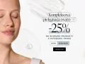 Kobieta aplikuje serum na twarz. Promocja -25% na kompleksową pielęgnację twarzy z kodem GOLD25. Twoje Kaya opinie są pozytywne!