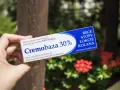Dłoń trzyma opakowanie kremu Cremobaza 30%, przeznaczonego do pielęgnacji suchej, zrogowaciałej skóry dłoni, stóp, łokci i kolan.