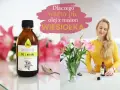 Olej z wiesiołka w butelce i kobieta z kwiatami. Dlaczego warto pić olej z nasion wiesiołka? Forum dyskusyjne.