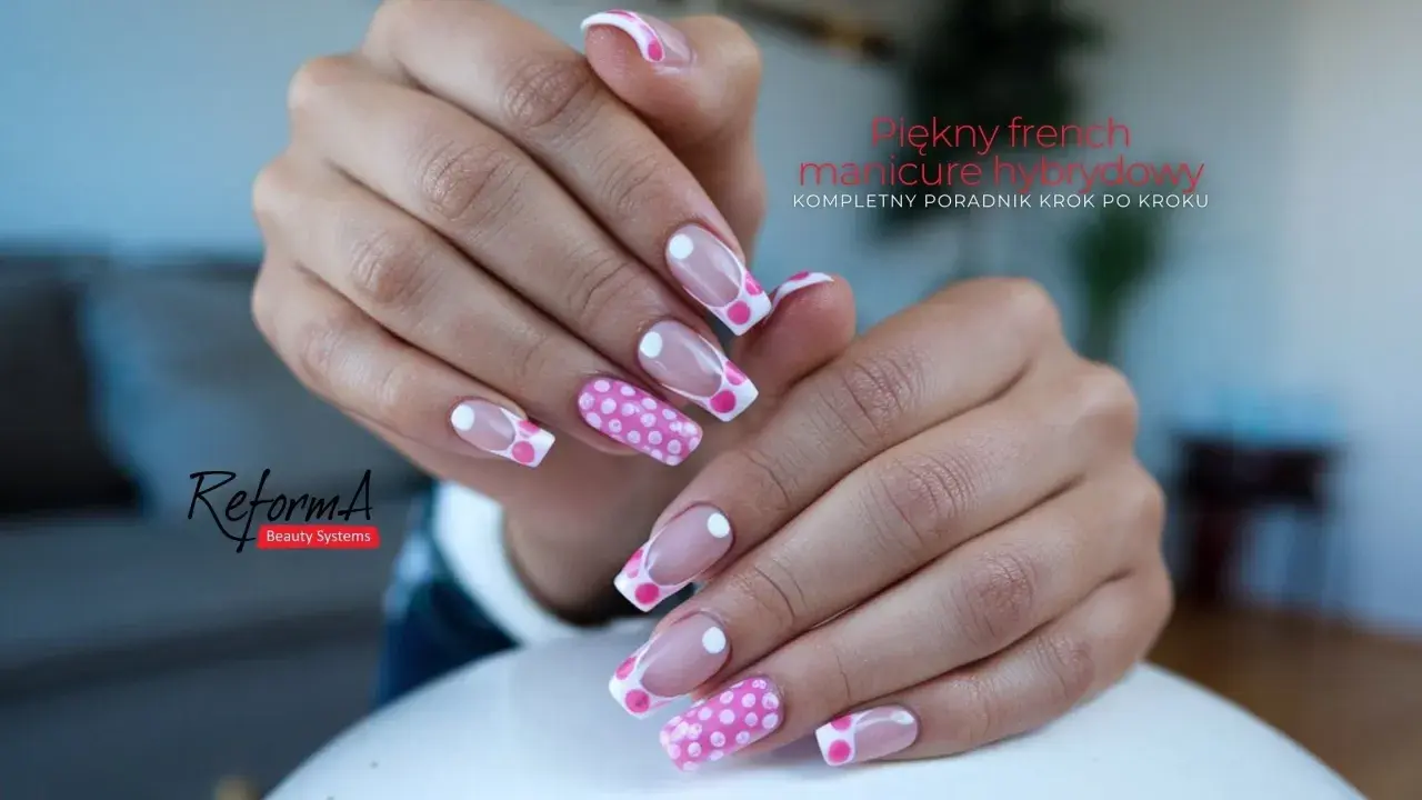 Krótki french z różowymi groszkami na paznokciach. Idealny manicure hybrydowy na lato.