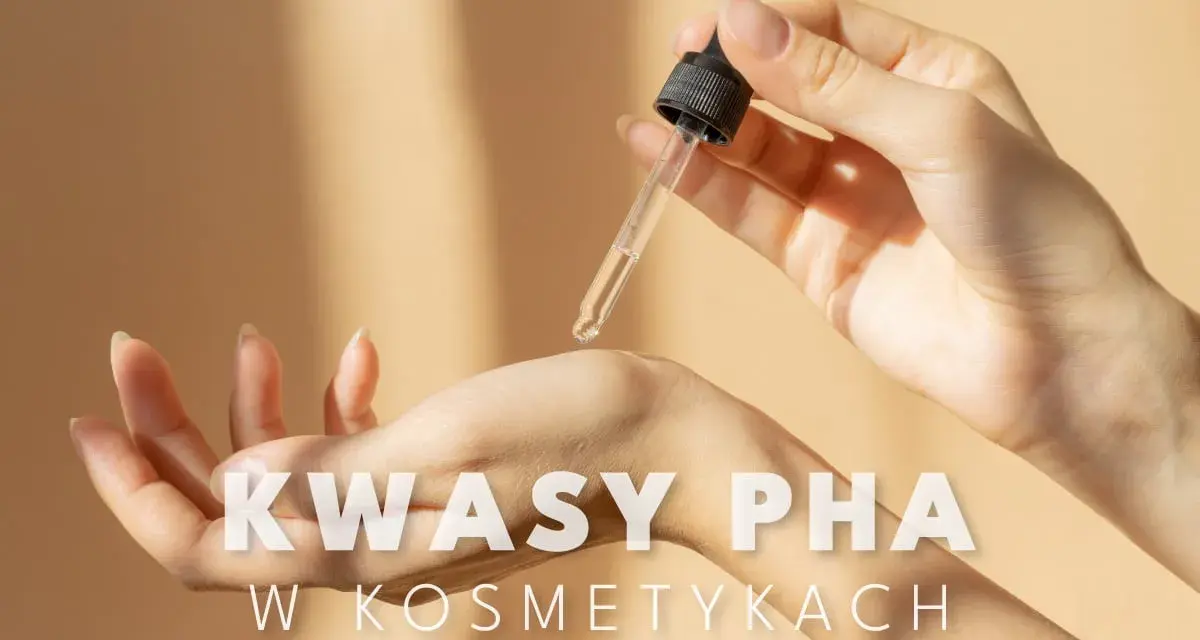 Kropla serum z kwasami PHA spada na dłoń, symbolizując delikatną pielęgnację.