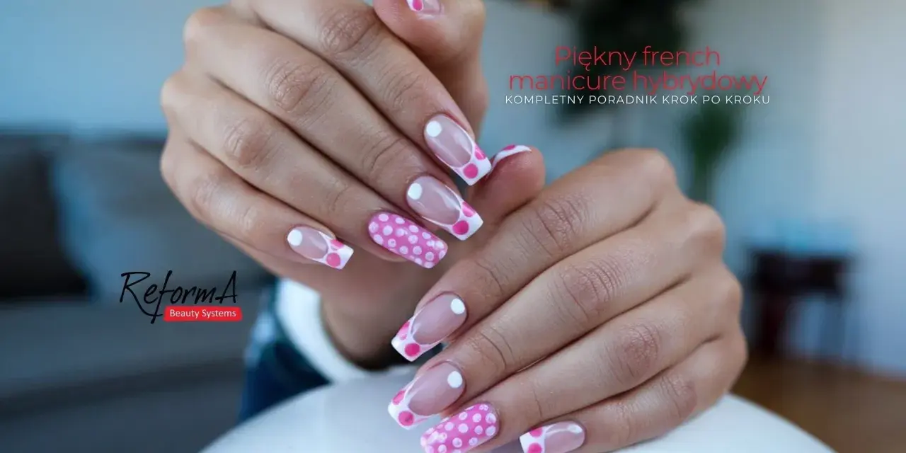 Krótki french z różowymi groszkami na paznokciach. Idealny manicure hybrydowy na lato.