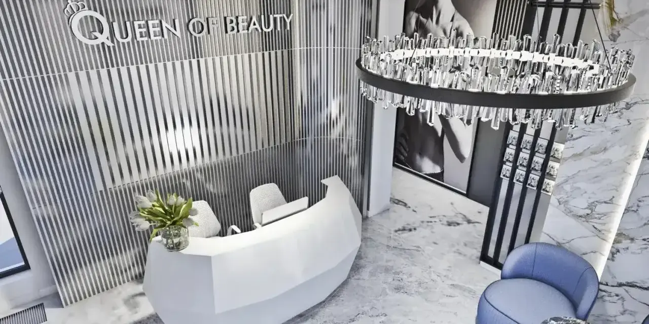 Nowoczesny gabinet "Queen of Beauty" z recepcją i kryształowym żyrandolem. Pozytywne queen of beauty opinie gwarantowane.