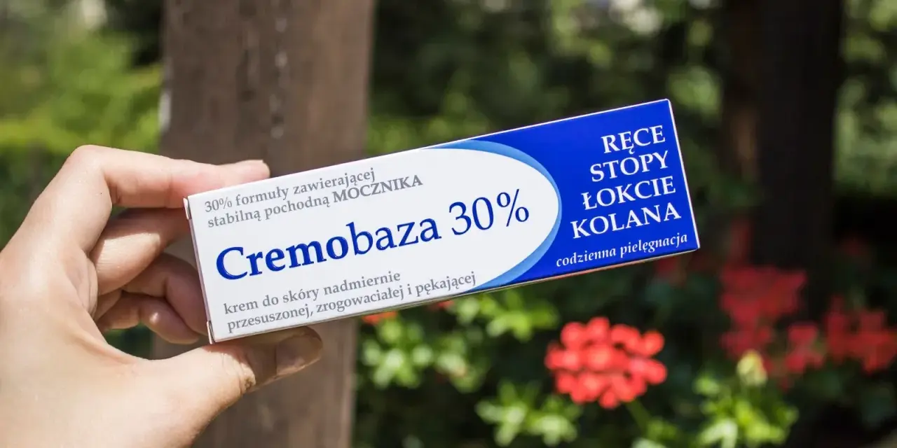 Dłoń trzyma opakowanie kremu Cremobaza 30%, przeznaczonego do pielęgnacji suchej, zrogowaciałej skóry dłoni, stóp, łokci i kolan.