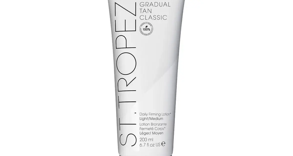 Biała tubka z balsamem do ciała St. Tropez Gradual Tan Classic. To body lotion, który stopniowo nadaje skórze lekki, naturalny odcień opalenizny.