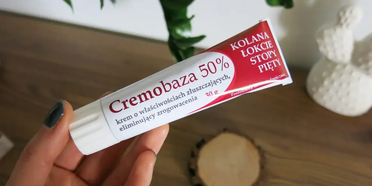 Dłoń trzyma tubkę kremu Cremobaza 50%, który pomaga na zrogowacenia. Brak informacji o skutkach ubocznych.