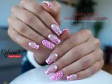 Krótki french z różowymi groszkami na paznokciach. Idealny manicure hybrydowy na lato.
