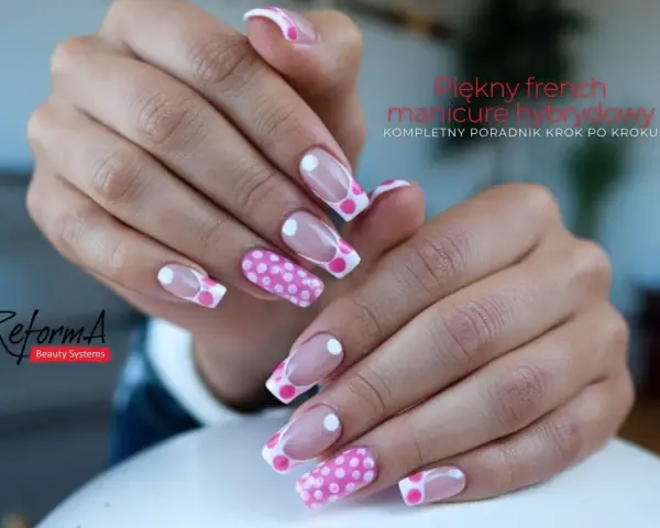 Krótki french z różowymi groszkami na paznokciach. Idealny manicure hybrydowy na lato.