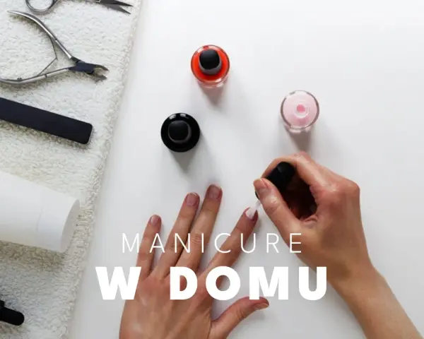 Dłonie malują paznokcie lakierem w domu. Obok buteleczki z różowym lakierem, pilnik, cążki i ręcznik. Klasyczne paznokcie w zasięgu ręki.