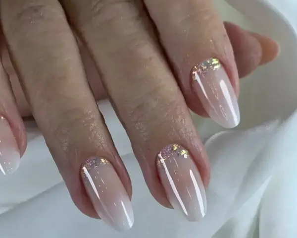 Eleganckie baby boomer nails z subtelnym brokatem, idealne na każdą okazję.