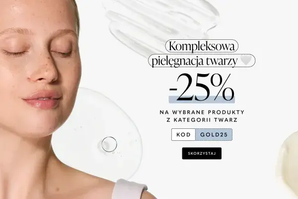 Kobieta aplikuje serum na twarz. Promocja -25% na kompleksową pielęgnację twarzy z kodem GOLD25. Twoje Kaya opinie są pozytywne!