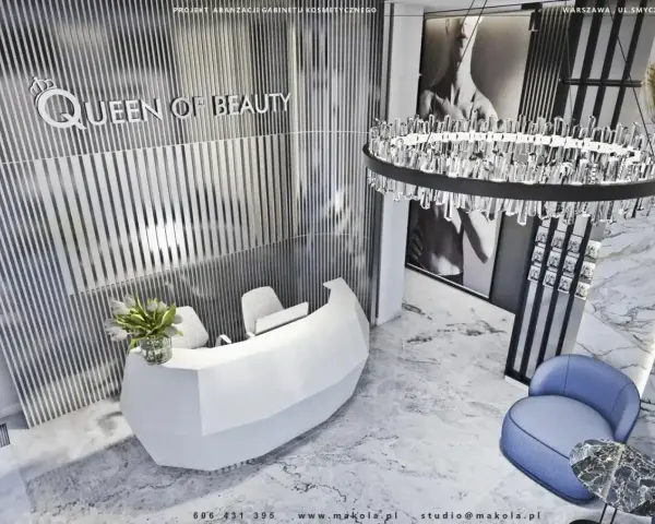 Nowoczesny gabinet "Queen of Beauty" z recepcją i kryształowym żyrandolem. Pozytywne queen of beauty opinie gwarantowane.