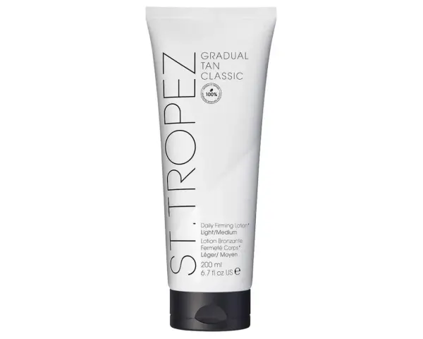 Biała tubka z balsamem do ciała St. Tropez Gradual Tan Classic. To body lotion, który stopniowo nadaje skórze lekki, naturalny odcień opalenizny.