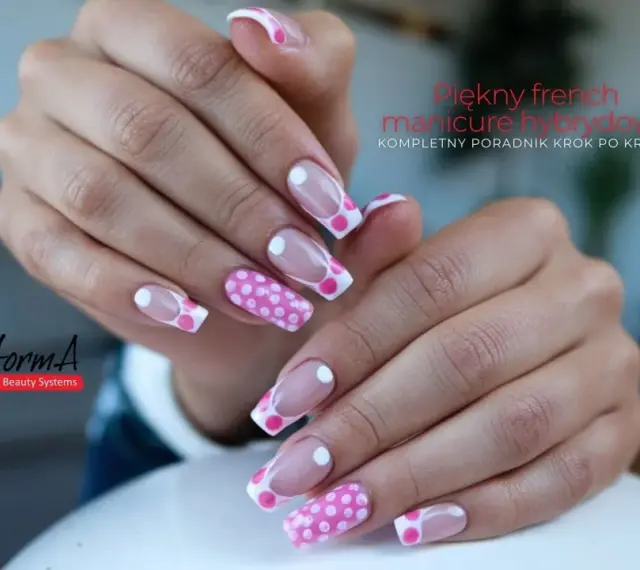 Krótki french z różowymi groszkami na paznokciach. Idealny manicure hybrydowy na lato.