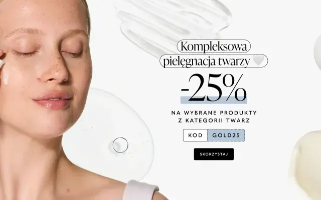 Kobieta aplikuje serum na twarz. Promocja -25% na kompleksową pielęgnację twarzy z kodem GOLD25. Twoje Kaya opinie są pozytywne!