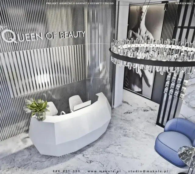 Nowoczesny gabinet "Queen of Beauty" z recepcją i kryształowym żyrandolem. Pozytywne queen of beauty opinie gwarantowane.