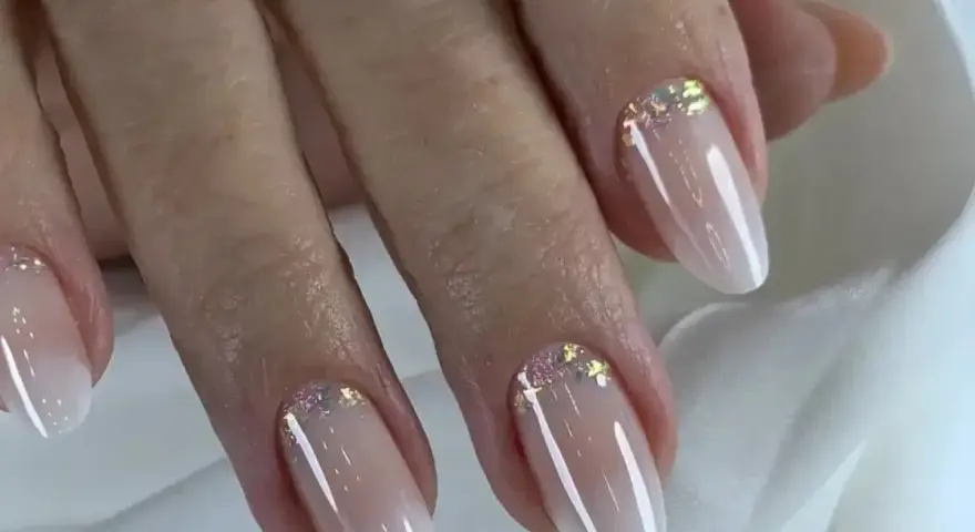 Eleganckie baby boomer nails z subtelnym brokatem, idealne na każdą okazję.