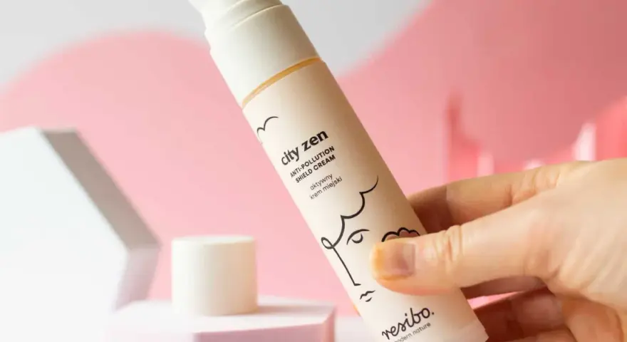 Krem "City Zen" chroni skórę przed szkodliwym działaniem wolnych rodników. Wygodny aplikator i minimalistyczny design.