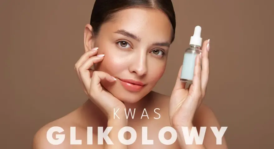 Kobieta z serum z kwasem glikolowym, które działa na poprawę wyglądu skóry.