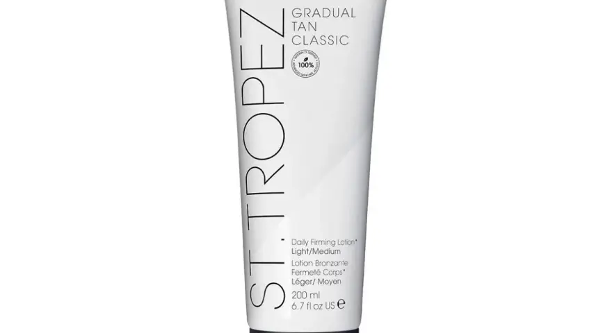 Biała tubka z balsamem do ciała St. Tropez Gradual Tan Classic. To body lotion, który stopniowo nadaje skórze lekki, naturalny odcień opalenizny.