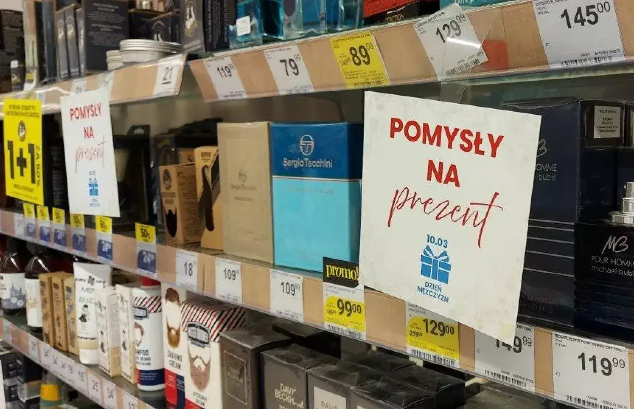 Półka z kosmetykami dla mężczyzn, w tym polskie marki kosmetyczne. Promocja na Dzień Mężczyzny.