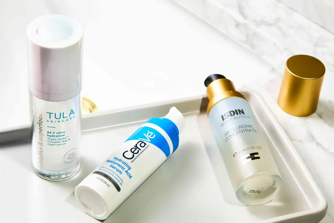 Trzy serum z kwasem hialuronowym: Tula, CeraVe i ISDIN. Idealne dla nawilżonej skóry.