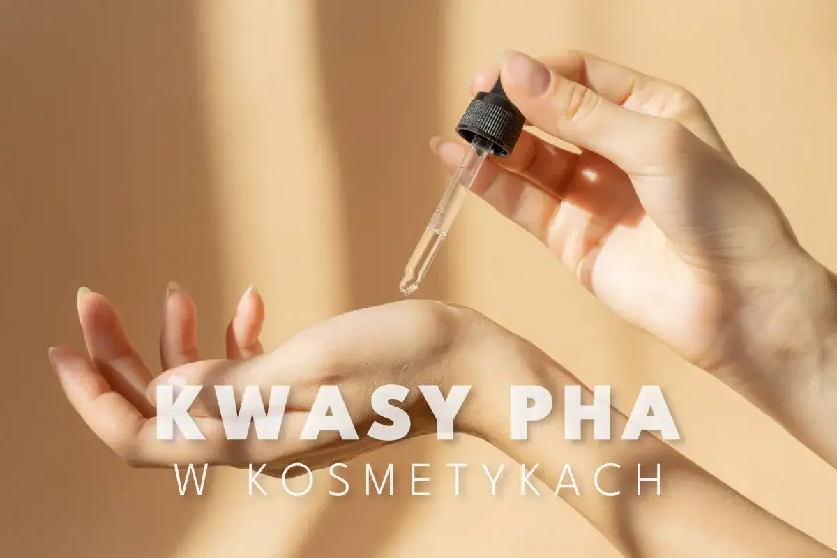 Delikatna aplikacja serum z kwasami PHA na dłoń. Pielęgnacja skóry z kwasami PHA.