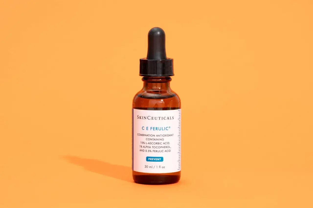 Brązowa buteleczka z pipetką, serum C E Ferulic, klucz do ochrony przed wolnymi rodnikami i antyoksydacja.