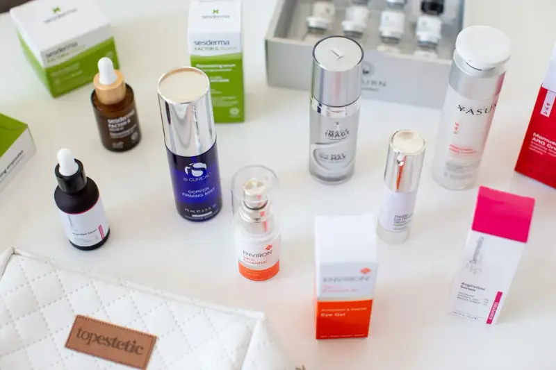 Kolekcja kosmetyków z peptydami: serum, kremy i mgiełki. Wśród nich produkty Sesderma, IS Clinical, Environ, Image i Dermomedica.
