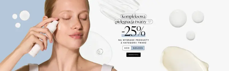 Kobieta aplikuje serum na twarz. Promocja -25% na kompleksową pielęgnację twarzy z kodem GOLD25. Twoje Kaya opinie są pozytywne!